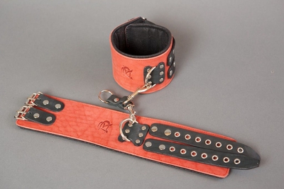 Широкие красные наручники из кожи на чёрных ремешках - фото, цены