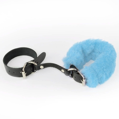 Черные кожаные наручники со съемной голубой опушкой - фото, цены