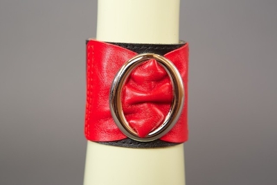 Красно-чёрный кожаный браслет с овальной пряжкой - фото, цены