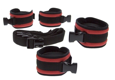 Красно-чёрные регулируемые мягкие манжеты на запястья и лодыжки с длинной мягкой крестовиной - фото, цены