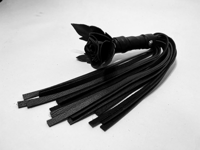 Черная кожаная плеть с лаковой розой в рукояти - 40 см. - фото, цены