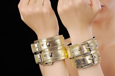 Золотистые наручники, соединенные коротким ремешком - фото, цены