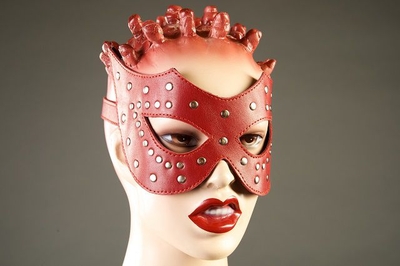 Красная кожаная маска с заклёпками - фото, цены