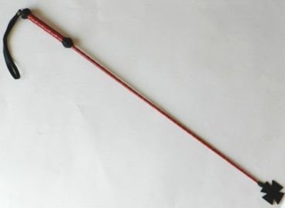 Плетеный длинный красный лаковый стек с наконечником-крестом - 85 см. - фото, цены