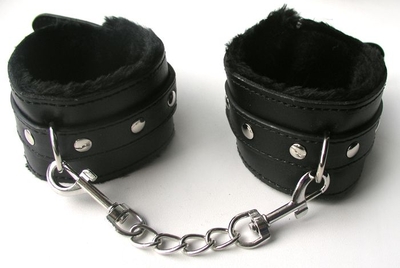 Черные наручники с заклепками на цепочке с карабинами - фото, цены