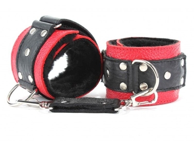 Красно-чёрные кожаные наручники с меховым подкладом - фото, цены