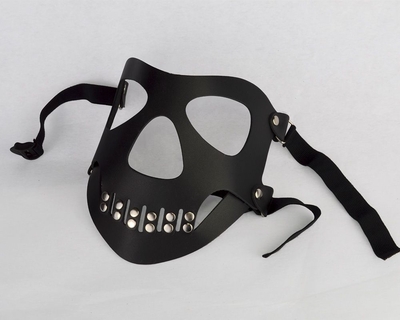 Черная маска Череп с пряжками - фото, цены