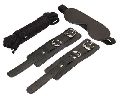 БДСМ-набор в черном цвете: закрытая маска, наручники, веревка для связывания - фото, цены