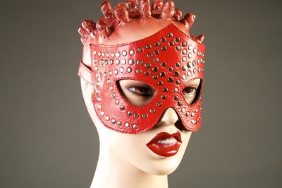 Красная маска-очки с фурнитурой в виде заклепок - фото, цены