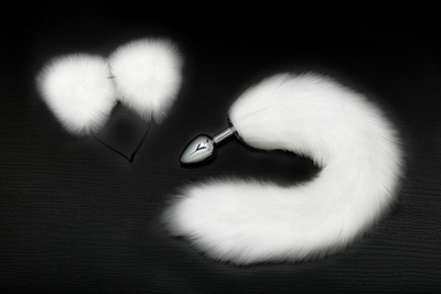 Серебристая анальная пробка с белым хвостиком и ободком-ушками - фото, цены