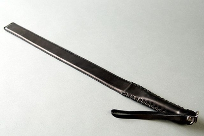 Мягкий кожаный спанкер с ручкой-петлёй - 57 см. - фото, цены