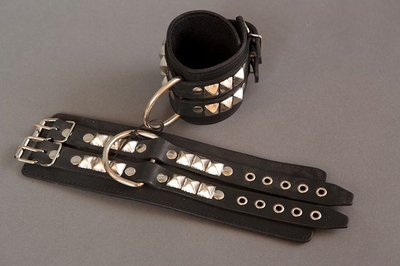 Широкие чёрные наручники с квадропуклями - фото, цены