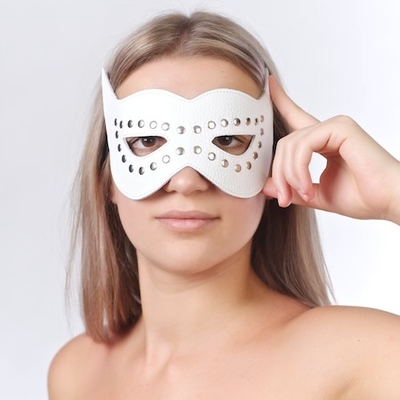 Белая маска на глаза с разрезами и заклепками - фото, цены