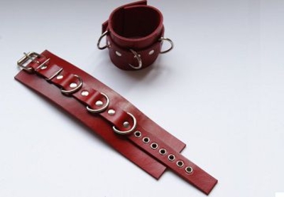 Красные не подшитые кожаные наручники - фото, цены