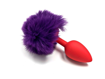 Красная силиконовая анальная пробка с пушистым фиолетовым хвостиком зайчика - фото, цены