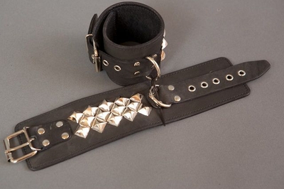 Широкие наручники с квадропуклями - фото, цены