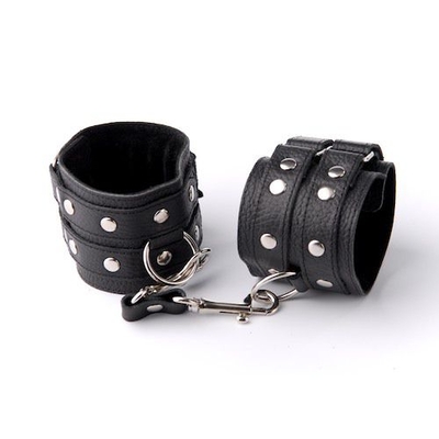 Чёрные наручники с клёпками - фото, цены