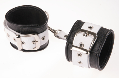 Чёрно-белые кожаные наручники с ремешком с двумя карабинами - фото, цены