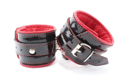 Чёрно-красные лаковые перфорированные наручники - фото, цены