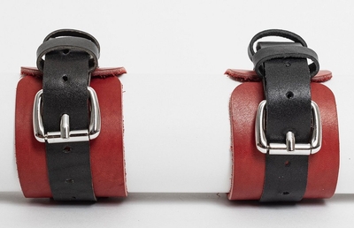 Красно-черные кожаные наручники классического дизайна - фото, цены