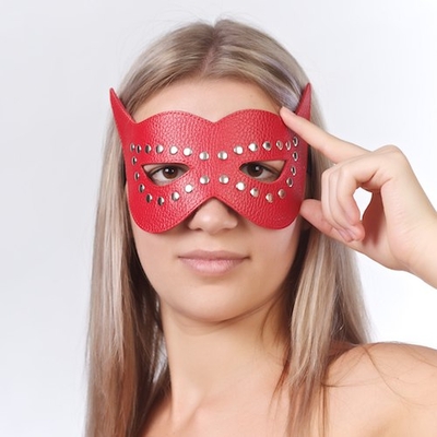 Красная маска на глаза с разрезами и заклепками - фото, цены