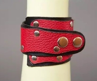 Красно-чёрный кожаный браслет «Треугольник» - фото, цены