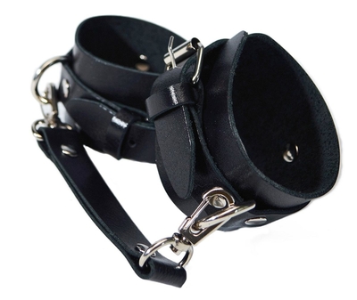 Черные кожаные наручники с соединением на карабинах - фото, цены