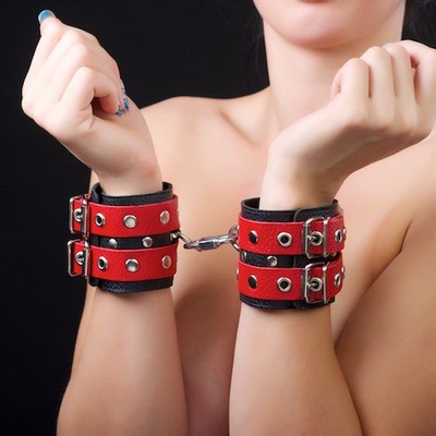 Красно-чёрные наручники из кожи - фото, цены