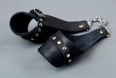 Чёрные кожаные наручники для подвешивания - фото, цены