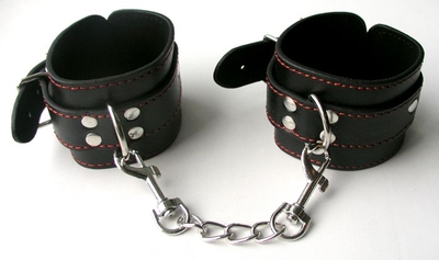 Черные наручники с застежкой на карабинах - фото, цены