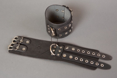 Широкие черные кожаные наручники без подкладки - фото, цены