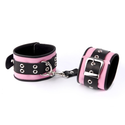 Розово-чёрные наручники с ремешком с двумя карабинами на концах - фото, цены