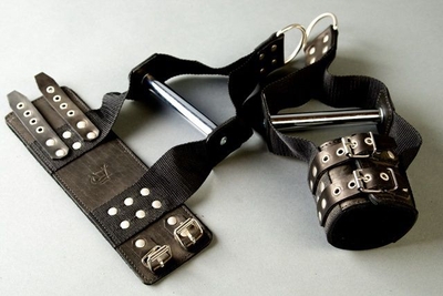 Чёрные наручники с хромированной трубкой для подвешивания - фото, цены