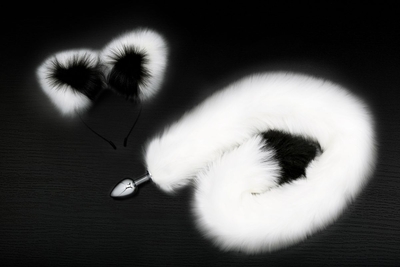 Серебристая анальная пробка с бело-черным хвостиком и ободком-ушками - фото, цены