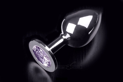 Большая серебристая анальная пробка с круглым кончиком и ярким сиреневым кристаллом - 9 см. - фото, цены