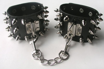 Черные наручники с металлическими шипами - фото, цены