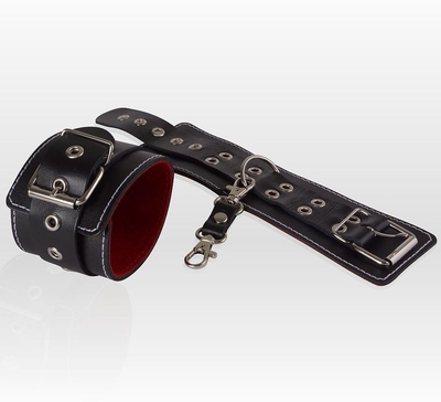 Чёрные кожаные наручники с контрастной строчкой и красной изнанкой - фото, цены