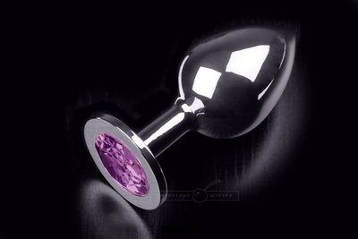 Большая серебристая анальная пробка с круглым кончиком и ярким фиолетовым кристаллом - 9 см. - фото, цены