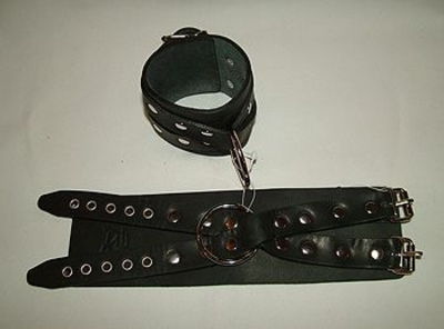 Чёрные кожаные наручники Крест без подкладки - фото, цены