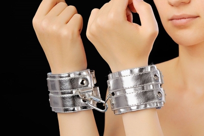 Серебристые наручники с коротким ремешком и никелированной фурнитурой - фото, цены