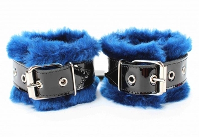 Синие меховые наручники с ремешками из лакированной кожи - фото, цены
