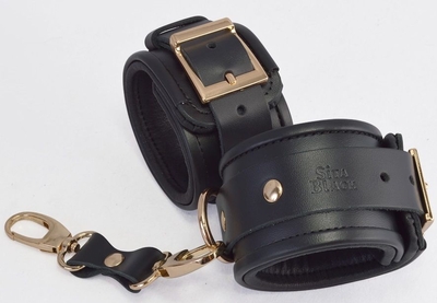 Черные кожаные наручники с золотистыми пряжками и карабином - фото, цены