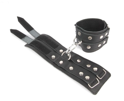 Черные широкие кожаные наручники с заклепками на карабине - фото, цены